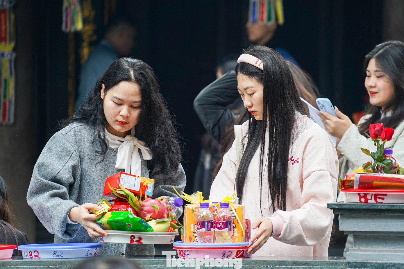 Nơi sắp lễ tấp nập các bạn trẻ.