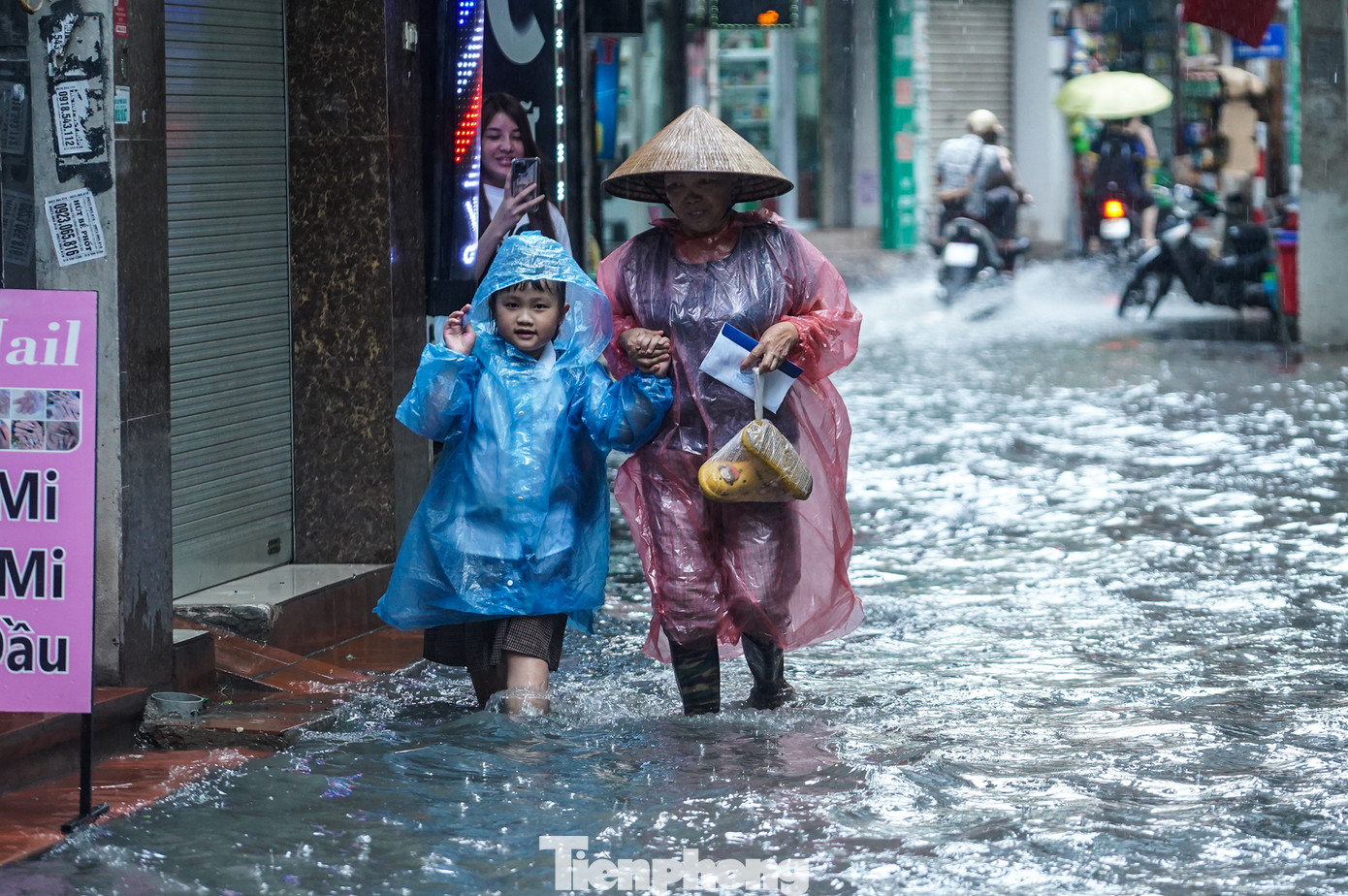 Mực nước dâng cao chừng 25cm gây khó khăn và nguy hiểm cho người tham gia giao thông.
