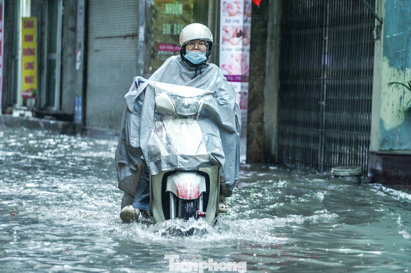 Sau khoảng 30 phút, nước đã ngập lênh láng ngõ Phú Mỹ (quận Mỹ Đình).