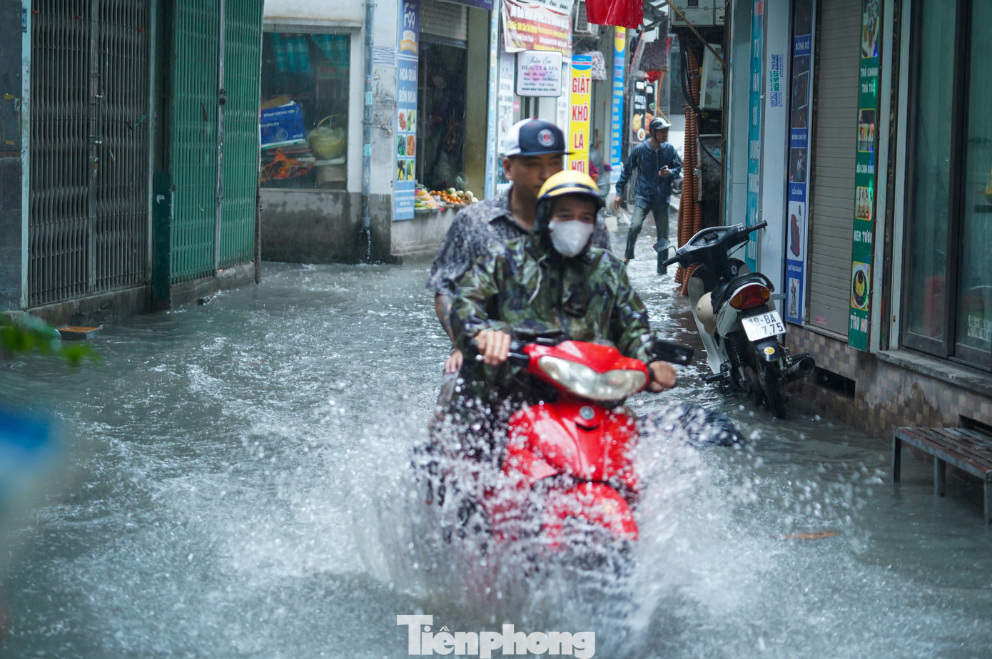 Mực nước dâng cao chừng 25cm gây khó khăn và nguy hiểm cho người tham gia giao thông.