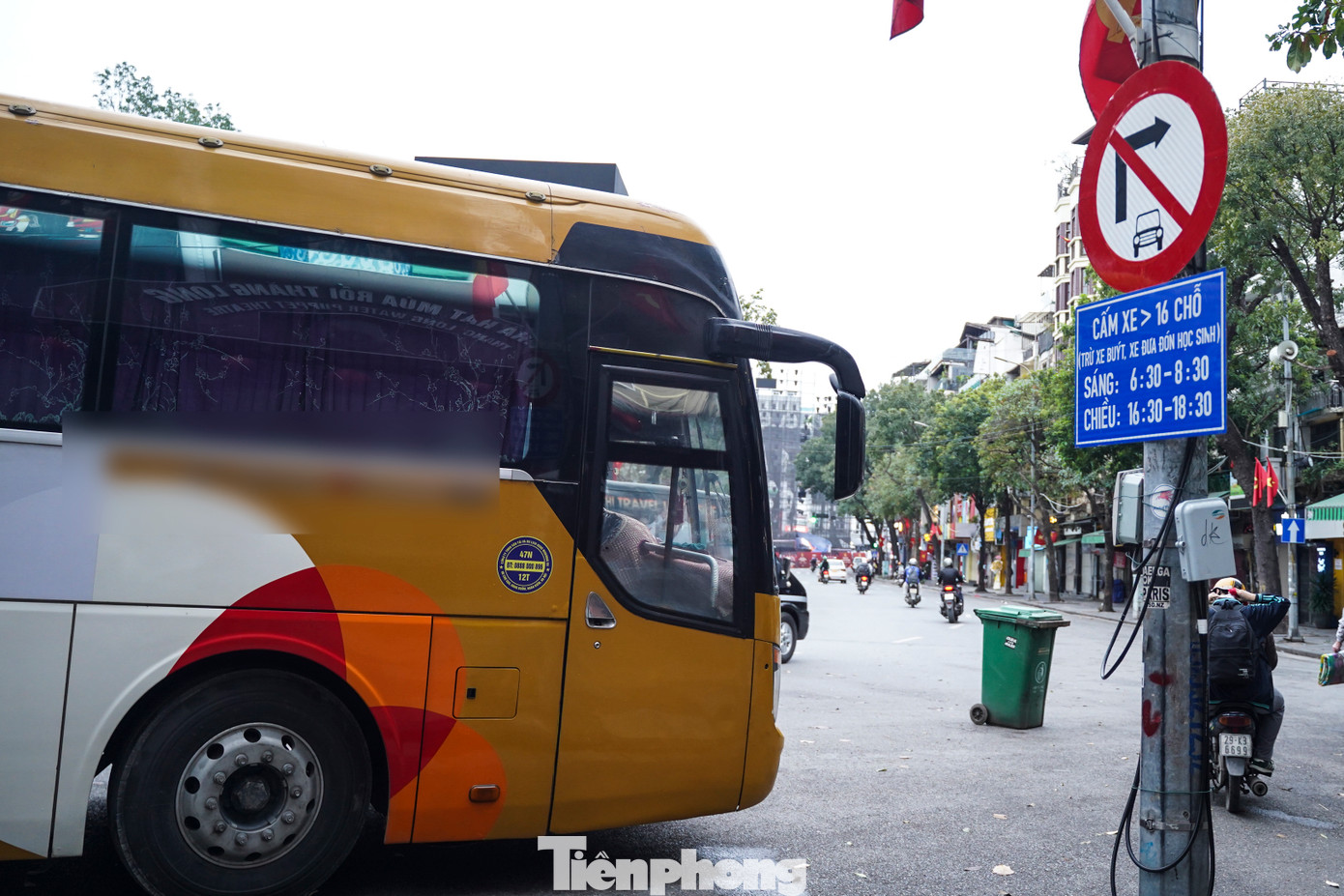 Nhiều xe cỡ lớn vô tư dừng, đỗ để chờ đón khách.