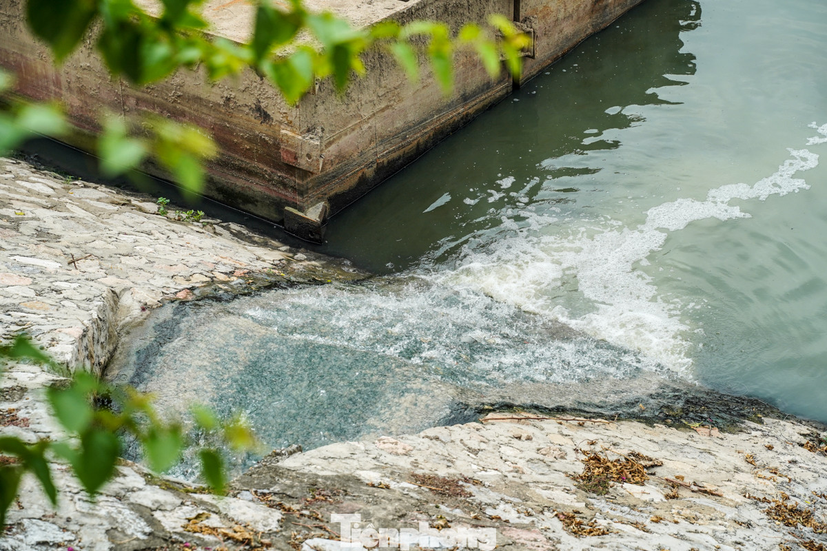 Ghi nhận sáng 3/12, nhiều miệng cống vẫn xả nước thải ra dòng sông gây bốc mùi khó chịu.