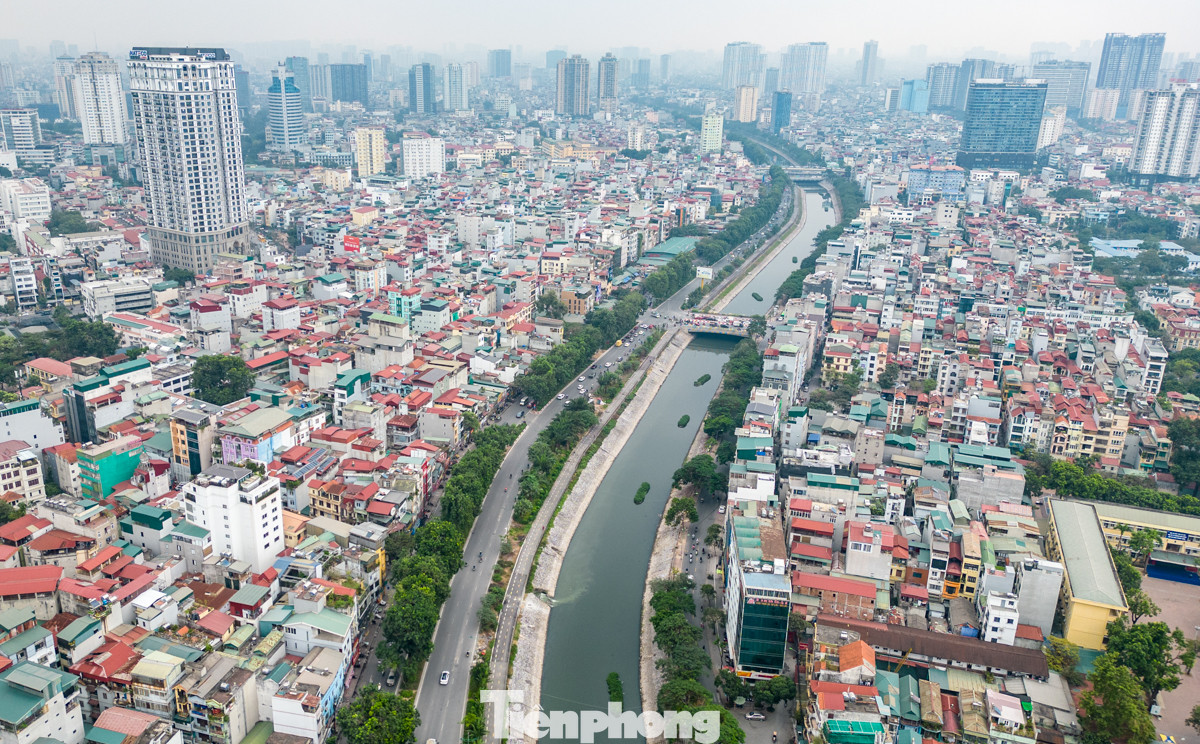 Sông Tô Lịch, với chiều dài 14,6 km, là một trong những trục thoát nước quan trọng của Hà Nội. Bên cạnh đó, sông Tô Lịch có giá trị lịch sử, văn hóa hàng nghìn năm của thủ đô. Ảnh: Đức Nguyễn Sông Tô Lịch, với chiều dài 14,6 km, là một trong những trục thoát nước quan trọng của Hà Nội. Bên cạnh đó, sông Tô Lịch có giá trị lịch sử, văn hóa hàng nghìn năm của thủ đô. Ảnh: Đức Nguyễn