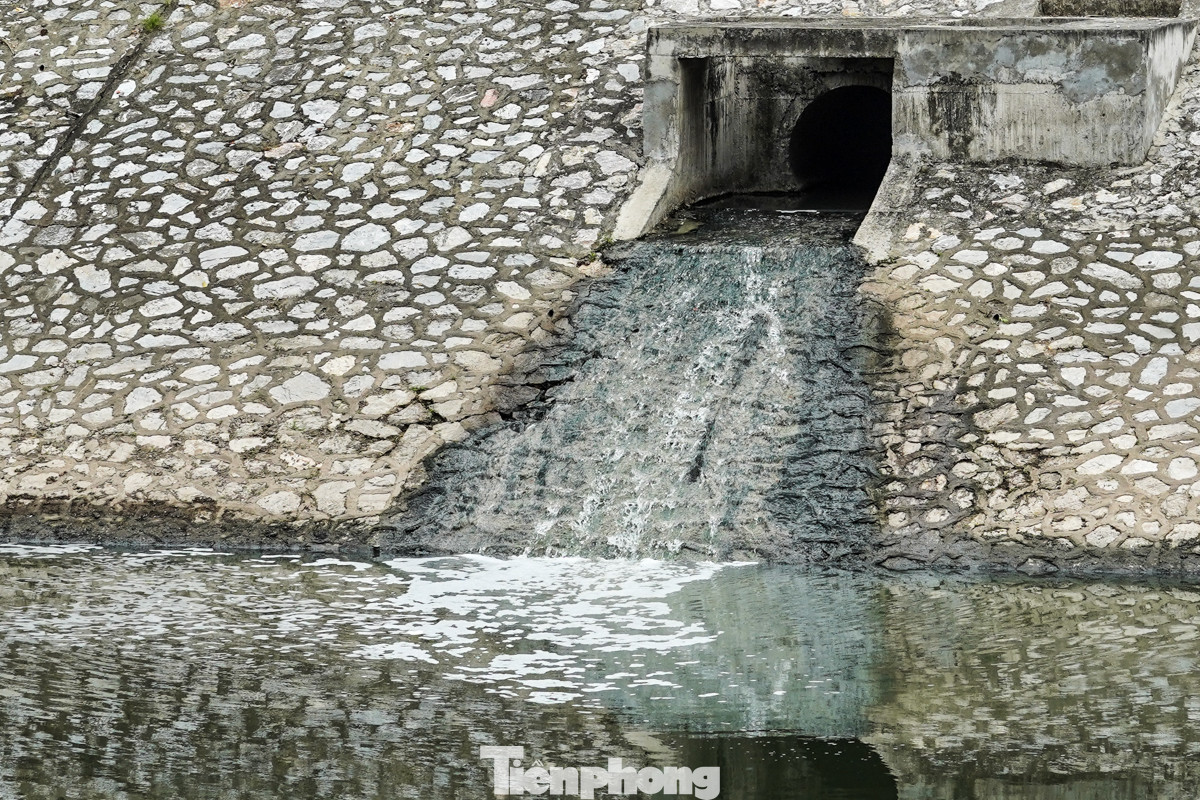Ghi nhận sáng 3/12, nhiều miệng cống vẫn xả nước thải ra dòng sông gây bốc mùi khó chịu.