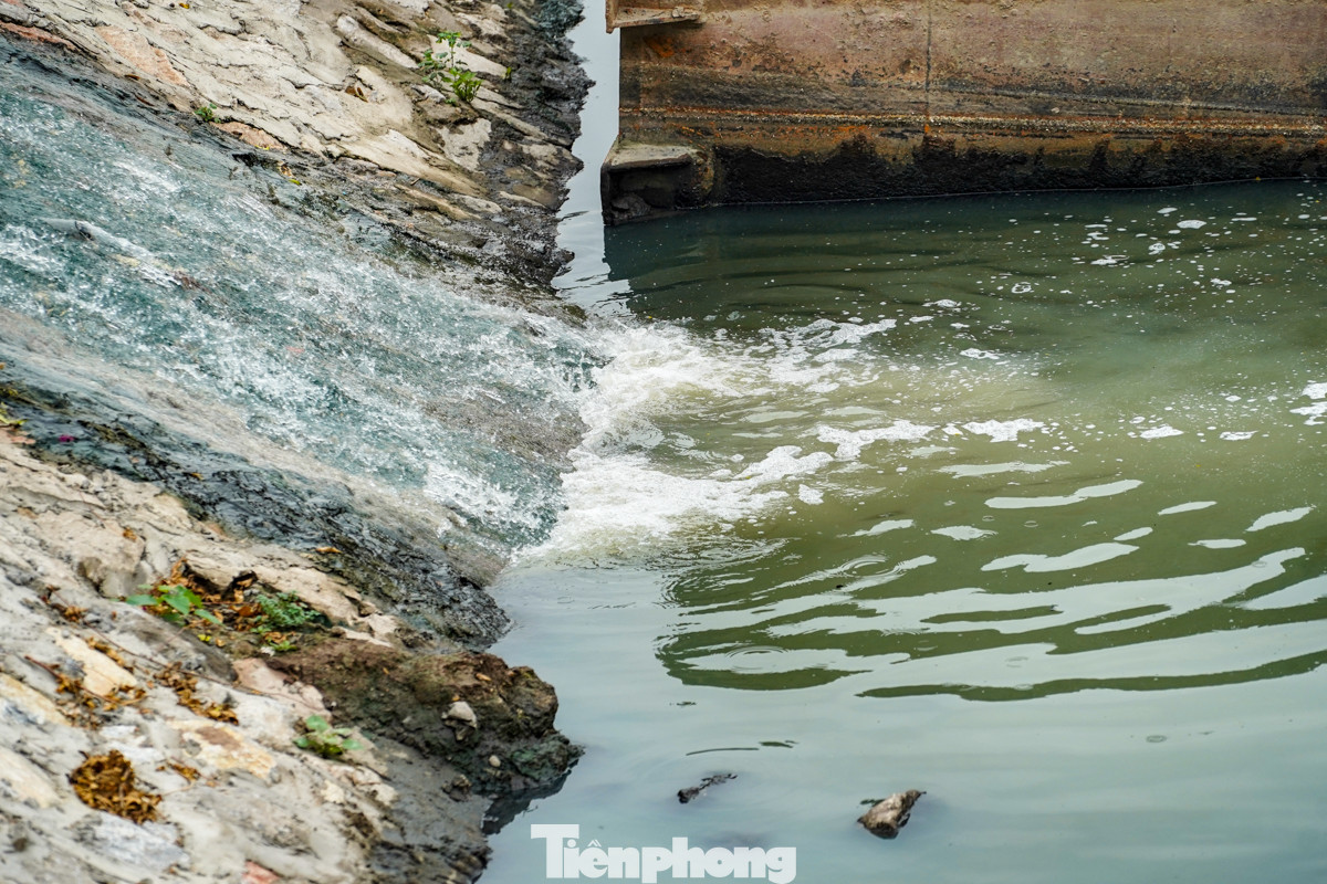 Ghi nhận sáng 3/12, nhiều miệng cống vẫn xả nước thải ra dòng sông gây bốc mùi khó chịu.