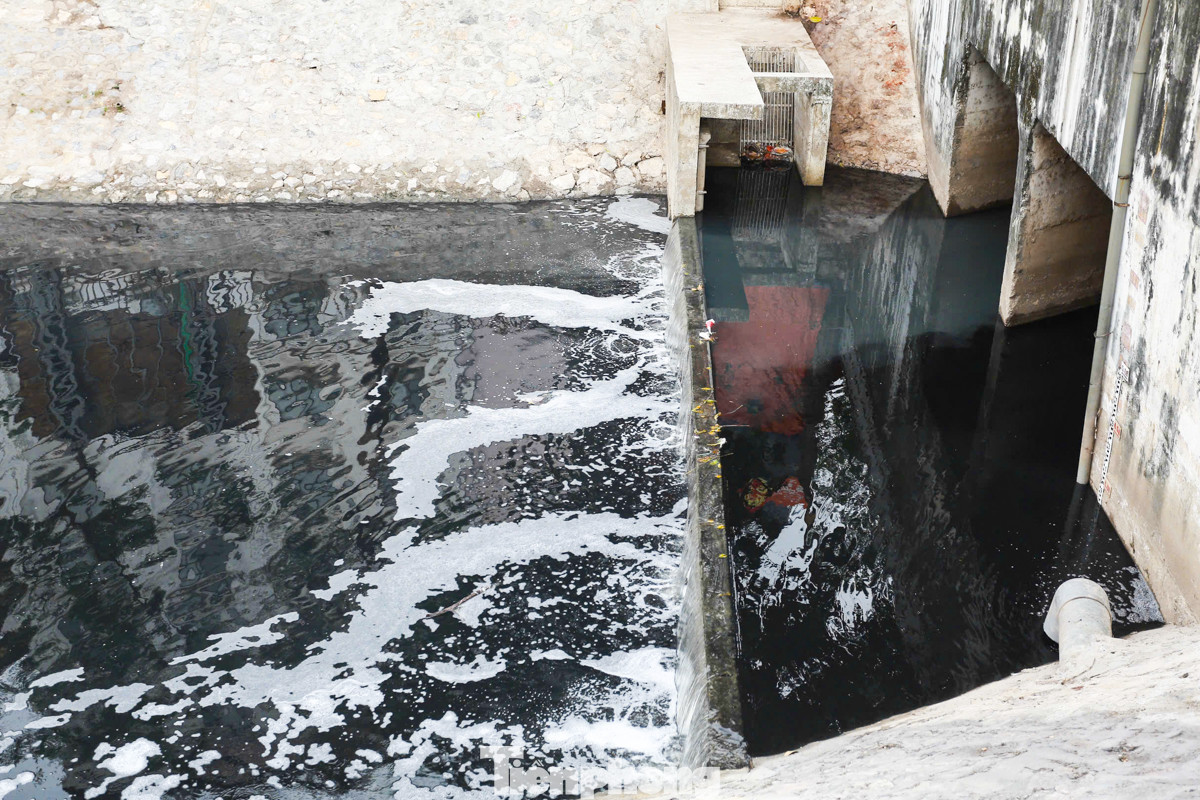 Tuy nhiên, tình trạng ô nhiễm trên dòng sông vẫn chưa có dấu hiệu thuyên giảm, nhiều cống xả thải vẫn tiếp tục hoạt động, và rác thải nổi trên mặt sông vẫn còn tồn tại.