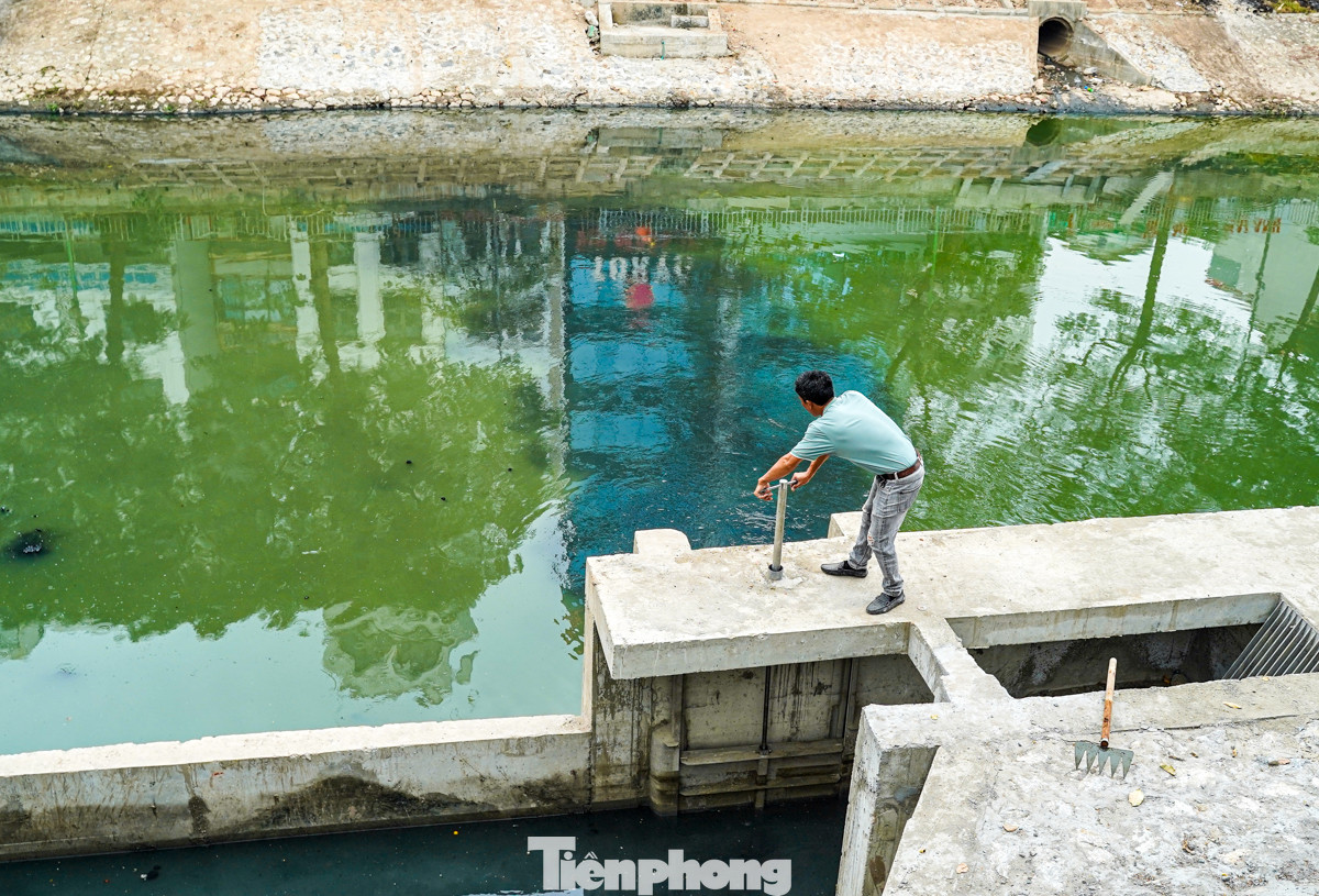 Tại các điểm miệng cống xả thải, mỗi khi được mở, nước lại bắt đầu chuyển thành màu đen.