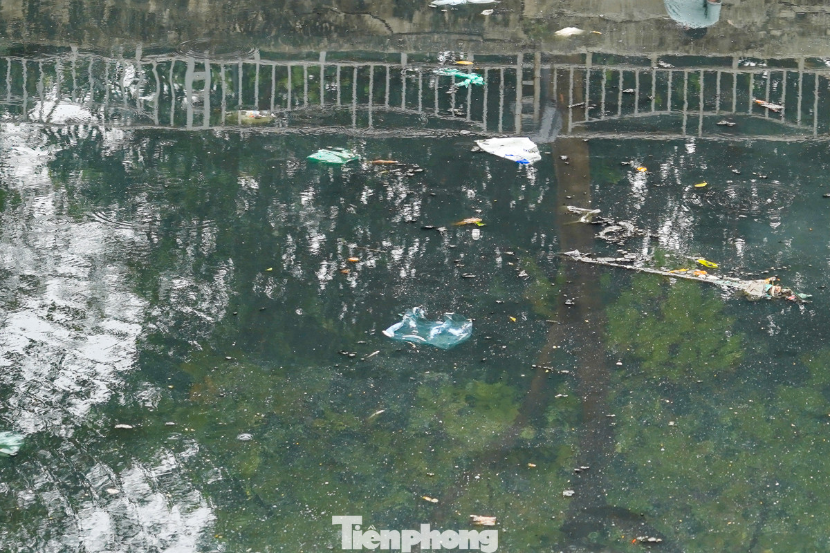 Rác thải trôi lềnh bềnh dưới lòng sông Tô Lịch.
