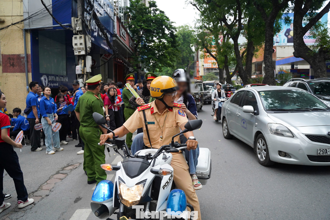 Ngay lập tức, Đại úy Đạt hướng dẫn nữ sinh đưa chiếc xe đạp điện vào vị trí an toàn, đồng thời báo cáo chỉ huy Đội để triển khai phương án hỗ trợ. Sau đó, tổ công tác đã sử dụng xe mô tô đặc chủng đưa nữ sinh đến điểm thi. Chỉ sau khoảng 10 phút di chuyển, em đã có mặt tại trường và kịp thời hoàn tất thủ tục dự thi.