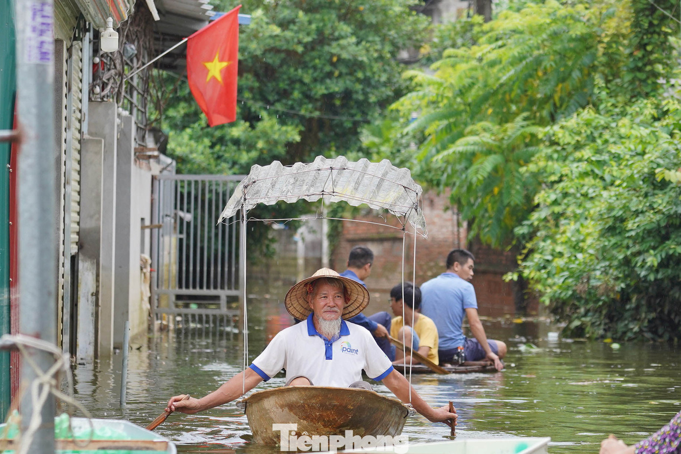 Ông Nguyễn Huy Tắc (thôn Nhân Lý) chèo thuyền từ sâu trong làng ra ngoài để nhận hỗ trợ. Ông Tắc cho biết, mấy hôm trước nhà ông ngập gần 2 mét, không thể ở, phải đến ở nhờ nhà người quen ở trên cao. "Được sự quan tâm của chính quyền các cấp, các nhà hảo tâm chúng tôi cảm thấy rất ấm lòng", ông Tắc xúc động nói.