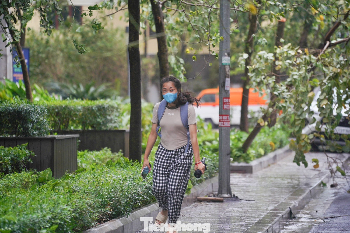 Chiều 7/9, do ảnh hưởng của bão số 3, nhiều nơi trên địa bàn thành phố Hà Nội có mưa lớn kèm gió giật mạnh. Phần đông người dân chủ động ở nhà để tránh bão, đường phố vắng vẻ