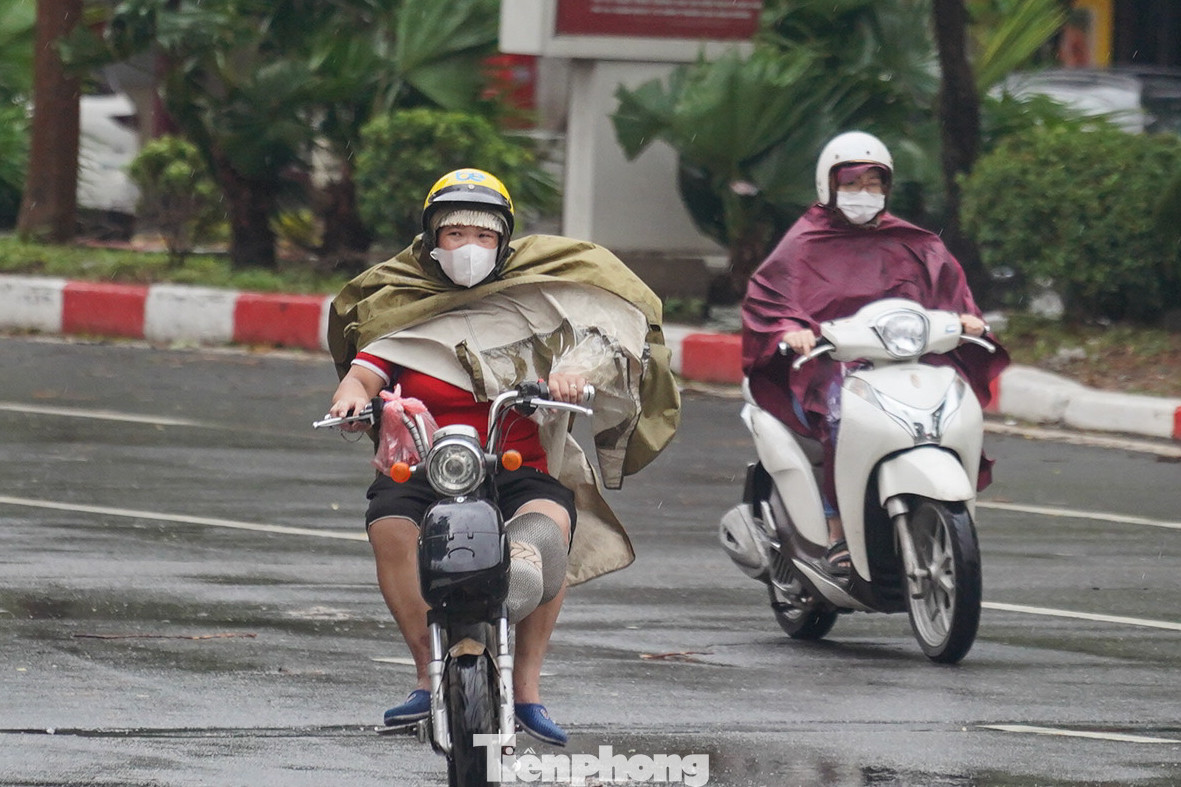 Nhiều phương tiện liêu xiêu, chật vật di chuyển trong trời mưa gió.