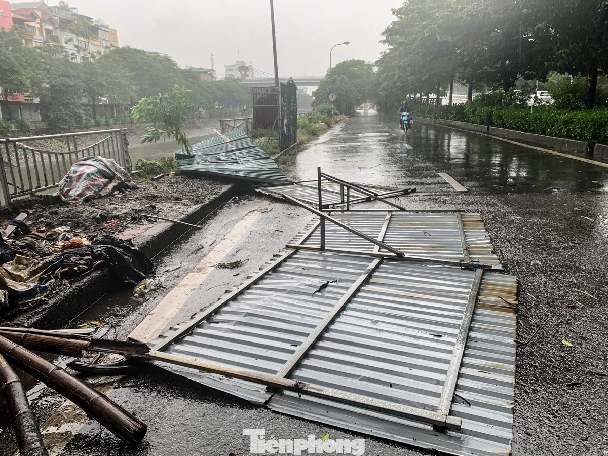 Ngoài cây cối bị đổ, gió giật mạnh còn khiến tôn của nhiều công trình trên đường Láng bị cuốn bay khắp nơi.