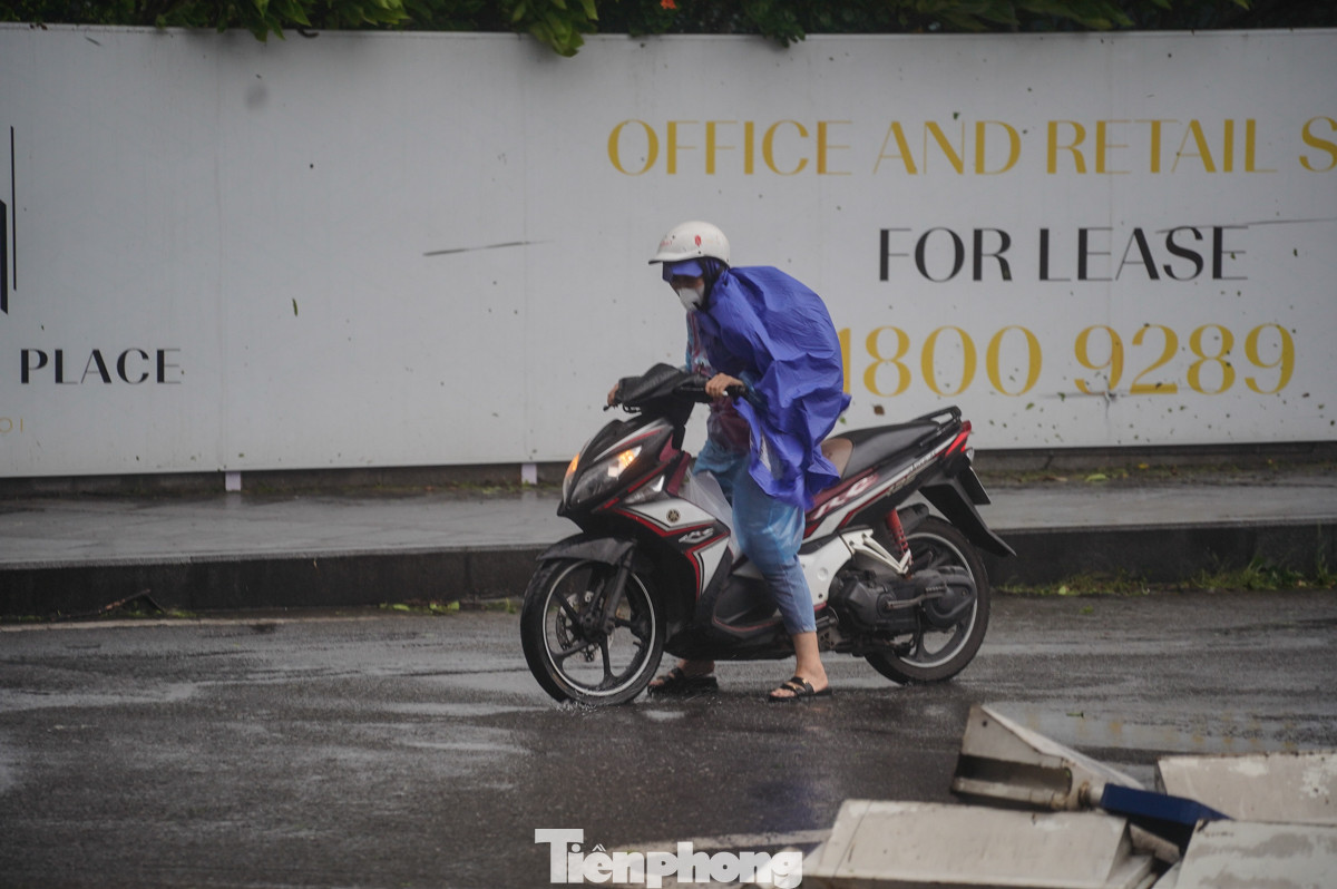 Nhiều chủ xe "bất lực" không thể di chuyển phương tiện của mình.