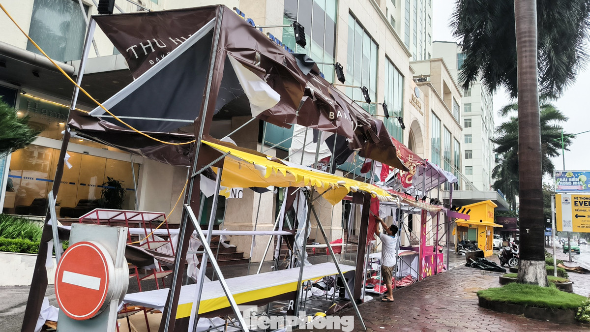 Các gian hàng trung thu trên đường Cầu Giấy bị gió giật tung, xé rách tả tơi.
