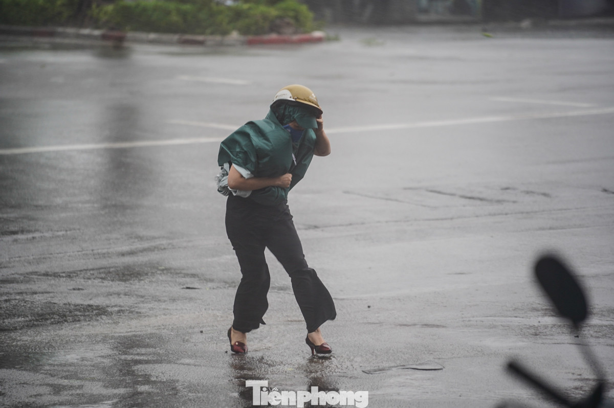 Trên đường từ Kim Mã đến ngã tư, người phụ nữ không may bị gió quật ngã xe, không thể tiếp tục di chuyển vì gió quá lớn. Rất may, người dân xung quanh đã kịp thời hỗ trợ.