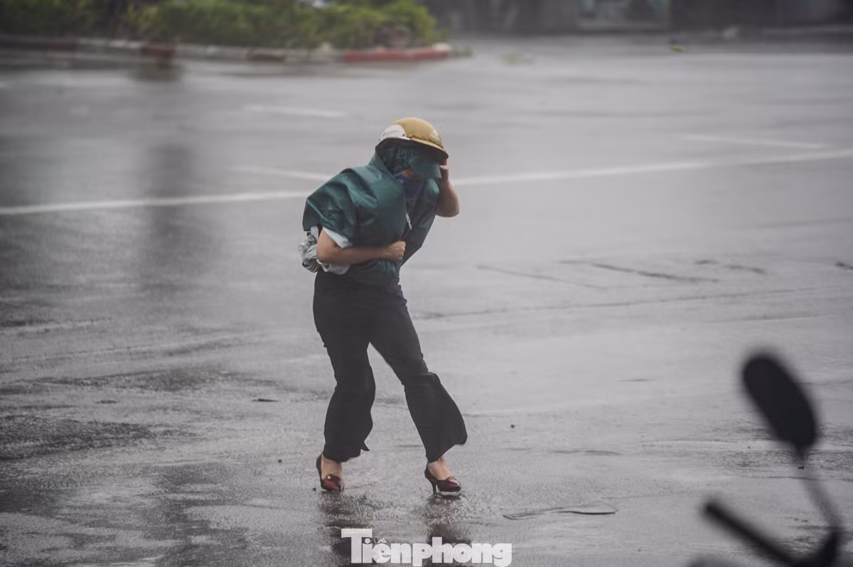 Trên đường từ Kim Mã đến ngã tư, người phụ nữ không may bị gió quật ngã xe, không thể tiếp tục di chuyển vì gió quá lớn. Rất may, người dân xung quanh đã kịp thời hỗ trợ.