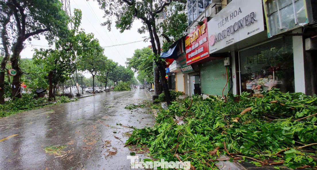 Vào khoảng 12h ngày 7/9, do ảnh hưởng rìa xa của hoàn lưu bão số 3 (Yagi), Thủ đô Hà Nội đã có mưa to kèm gió rất mạnh.