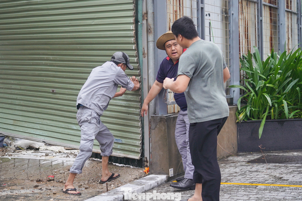 Tôn bay tứ tung, người dân vật lộn gia cố.