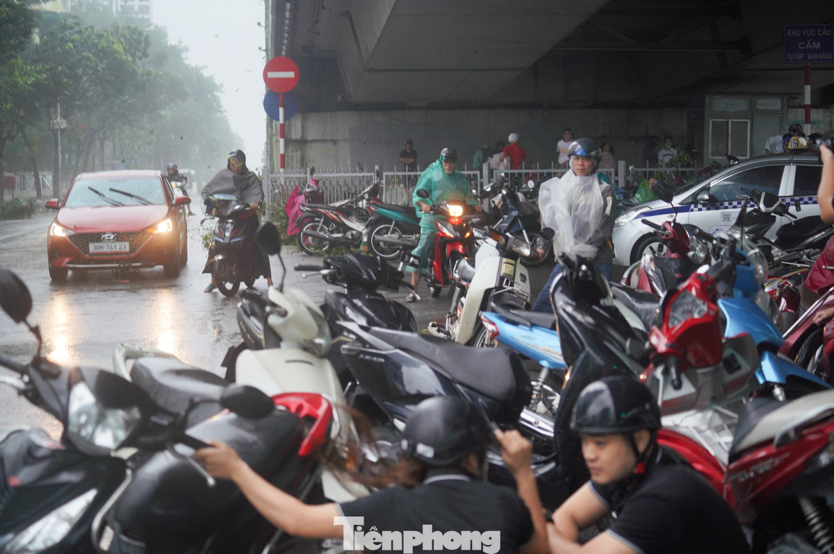 Nhiều người điều khiển phương tiện đã phải dừng lại và tìm nơi trú ẩn tạm thời tại cầu vượt chờ đợi gió lặng bớt để có thể tiếp tục hành trình về nhà.