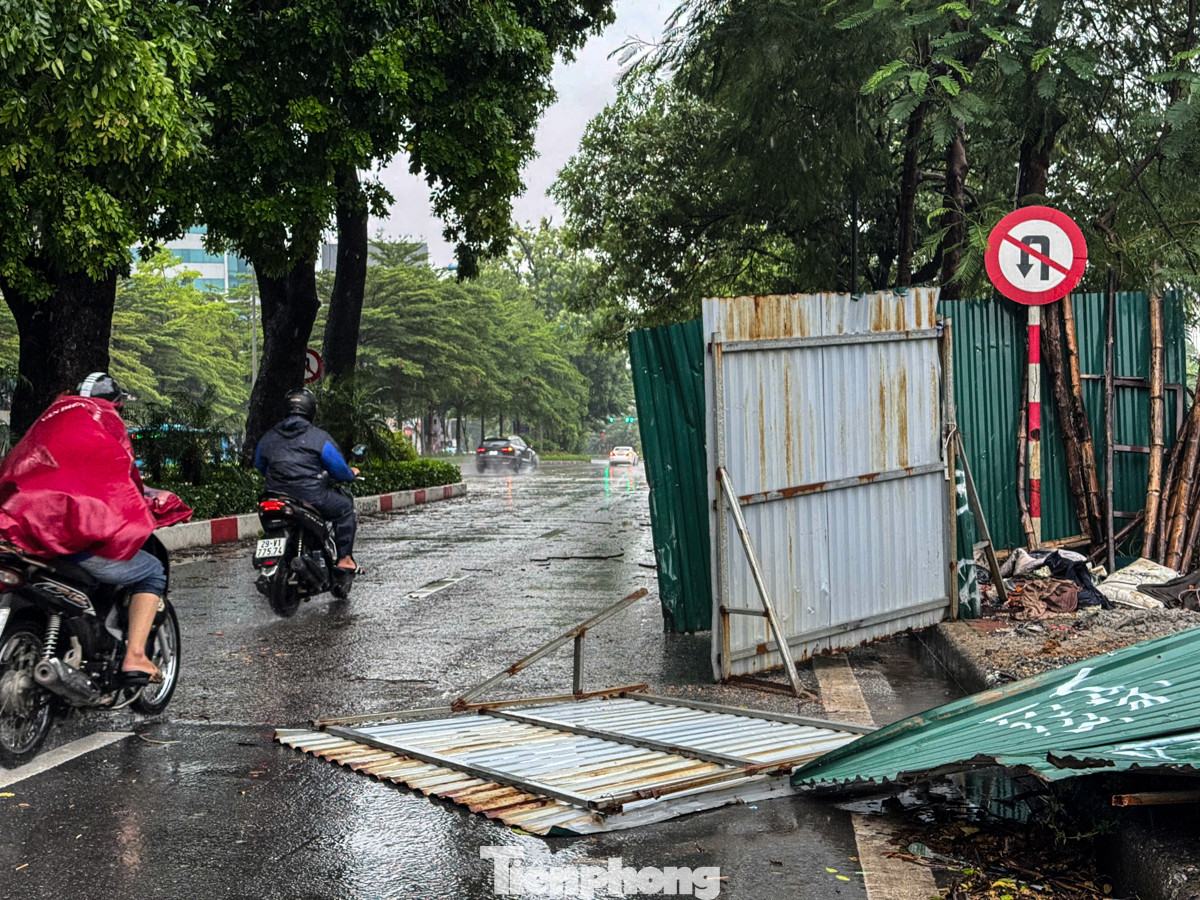 Ngoài cây cối bị đổ, gió giật mạnh còn khiến tôn của nhiều công trình trên đường Láng bị cuốn bay khắp nơi.