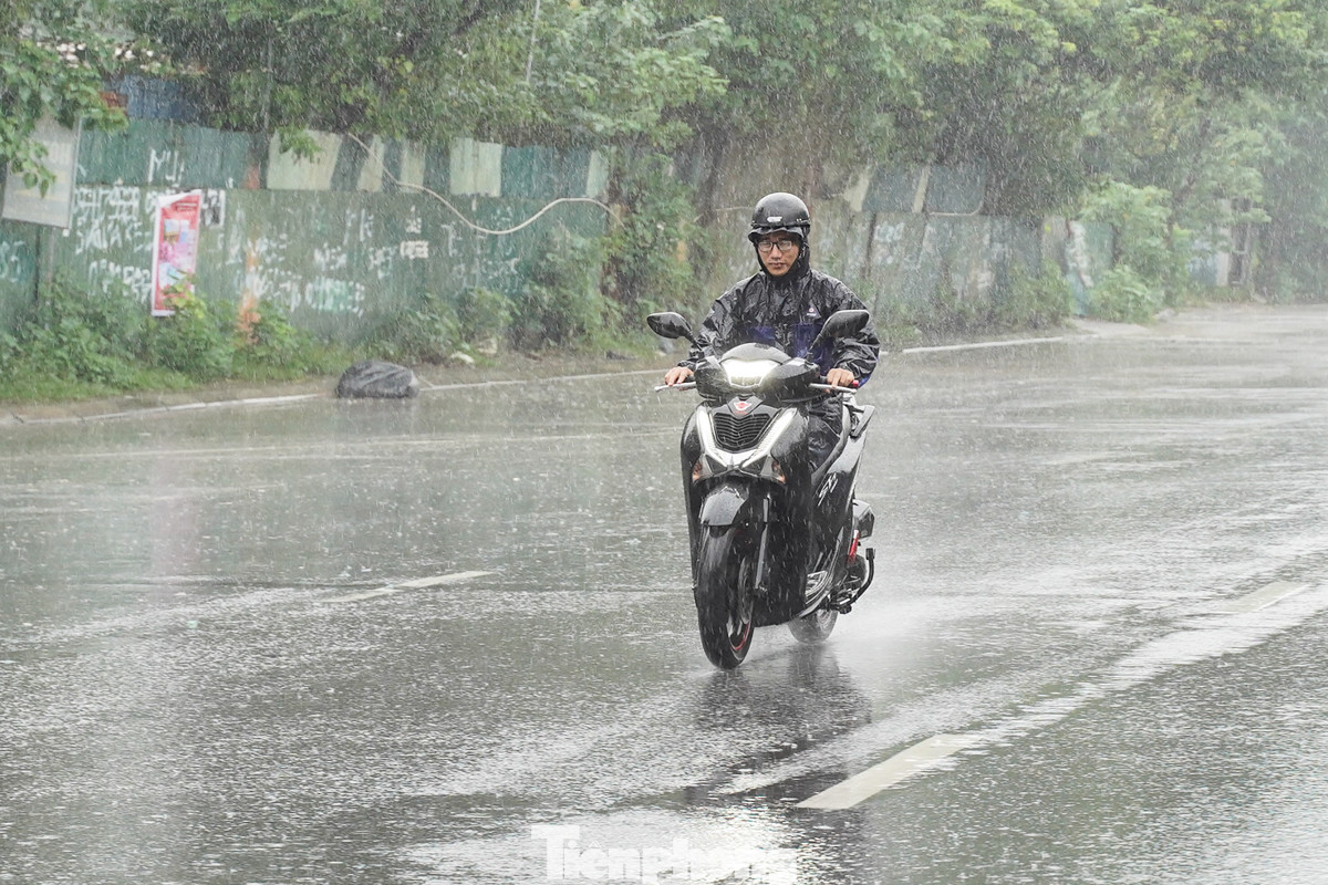 Ghi nhận PV Tiền Phong, sáng nay, người dân Thủ đô ở nhà tránh bão, hạn chế ra ngoài để đảm bảo an toàn.