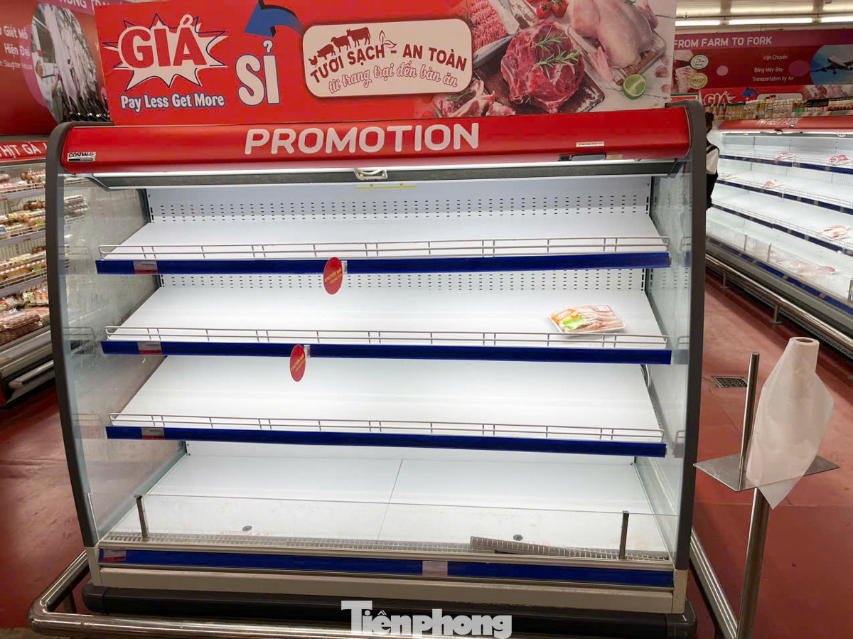 Kệ thịt tại siêu thị Mega Phạm Văn Đồng trống trơn.
