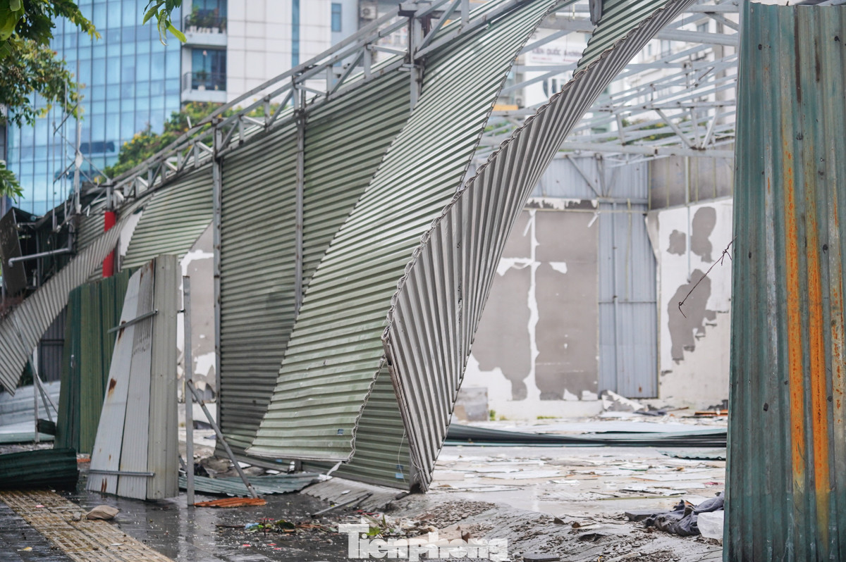 Tôn bay tứ tung, người dân vật lộn gia cố.