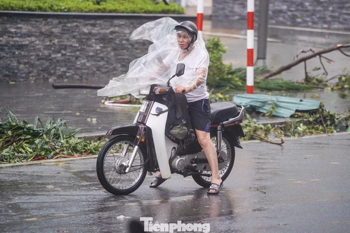 Sức gió quá mạnh khiến người đàn ông ngồi trên xe không thể nào điều khiển xe di chuyển về phía trước.