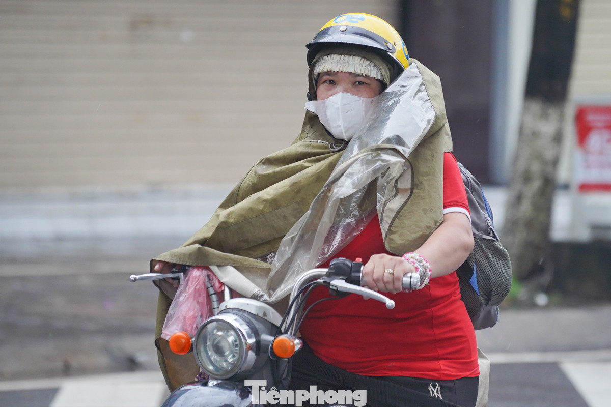 Nhiều phương tiện liêu xiêu, chật vật di chuyển trong trời mưa gió.