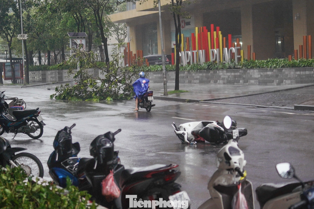 Chiều 7/9, dưới sự ảnh hưởng của bão số 3, nhiều khu vực tại Hà Nội phải hứng chịu những cơn mưa lớn kèm theo gió giật mạnh. Tại ngã tư Liễu Giai - Đào Tấn, gió giật mạnh đến mức nhiều người điều khiển phương tiện khi đi qua đây đã bị quật ngã, xe cộ đổ ngổn ngang trên đường.