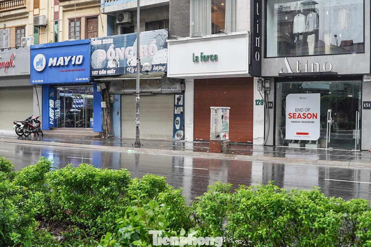 Sáng nay, tại khu vực Cầu Giấy, nhiều cửa hàng đã quyết định đóng cửa, không kinh doanh trong ngày bão đổ bộ.