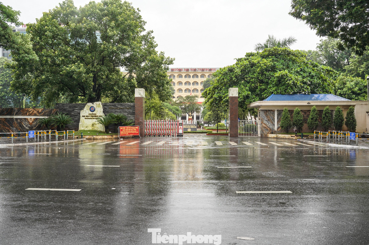 Trường Đại học Thương Mại vắng bóng sinh viên sáng nay.
