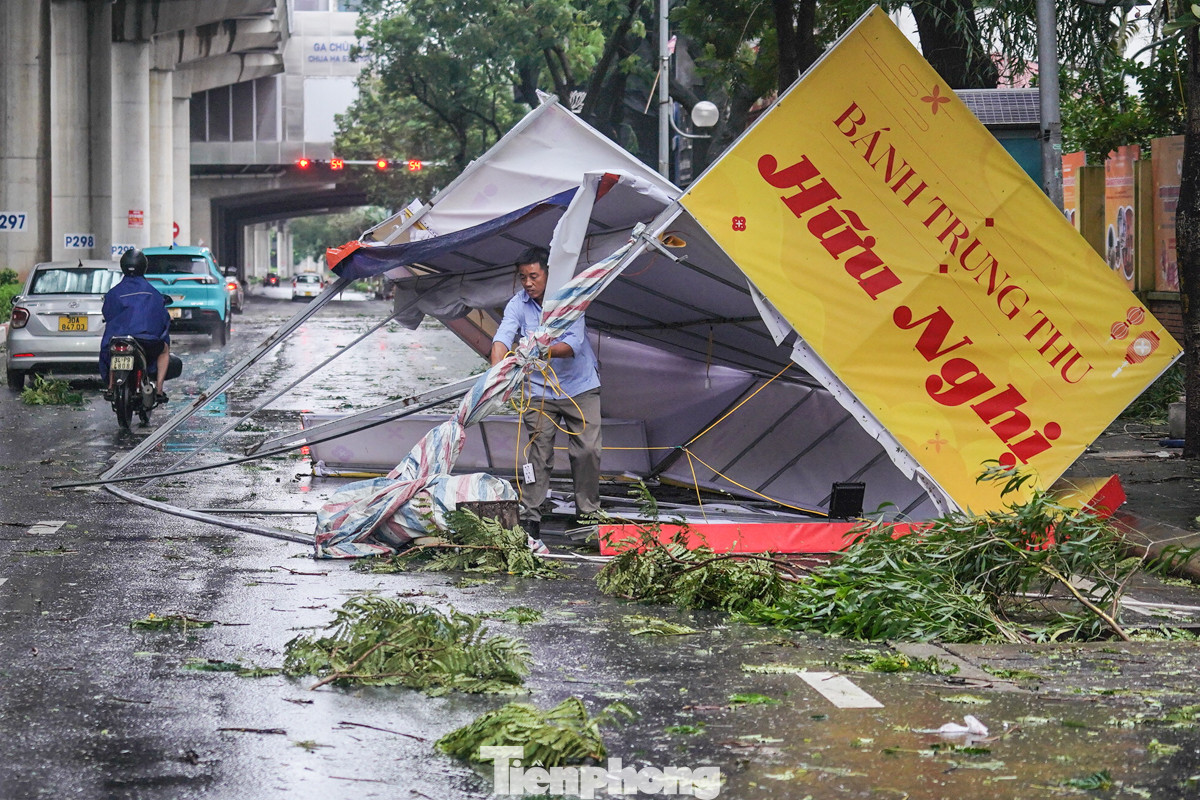 Một gian hàng bán bánh trung thu bị gió thổi bay ra đường.