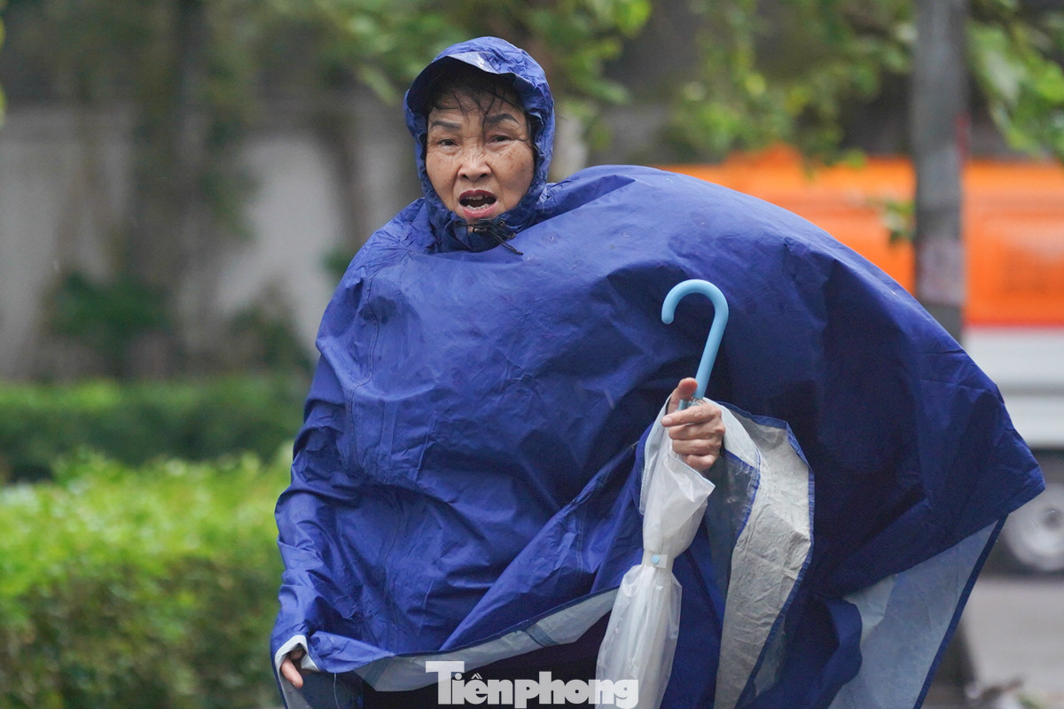 Dù thời tiết khắc nghiệt, một số người vẫn phải bất chấp ra đường vì những lý do không thể tránh khỏi. Ghi nhận tại Thủ đô lúc hơn 14h, gió lớn trên khắp các nẻo đường, khiến việc di chuyển trở nên vô cùng khó khăn.