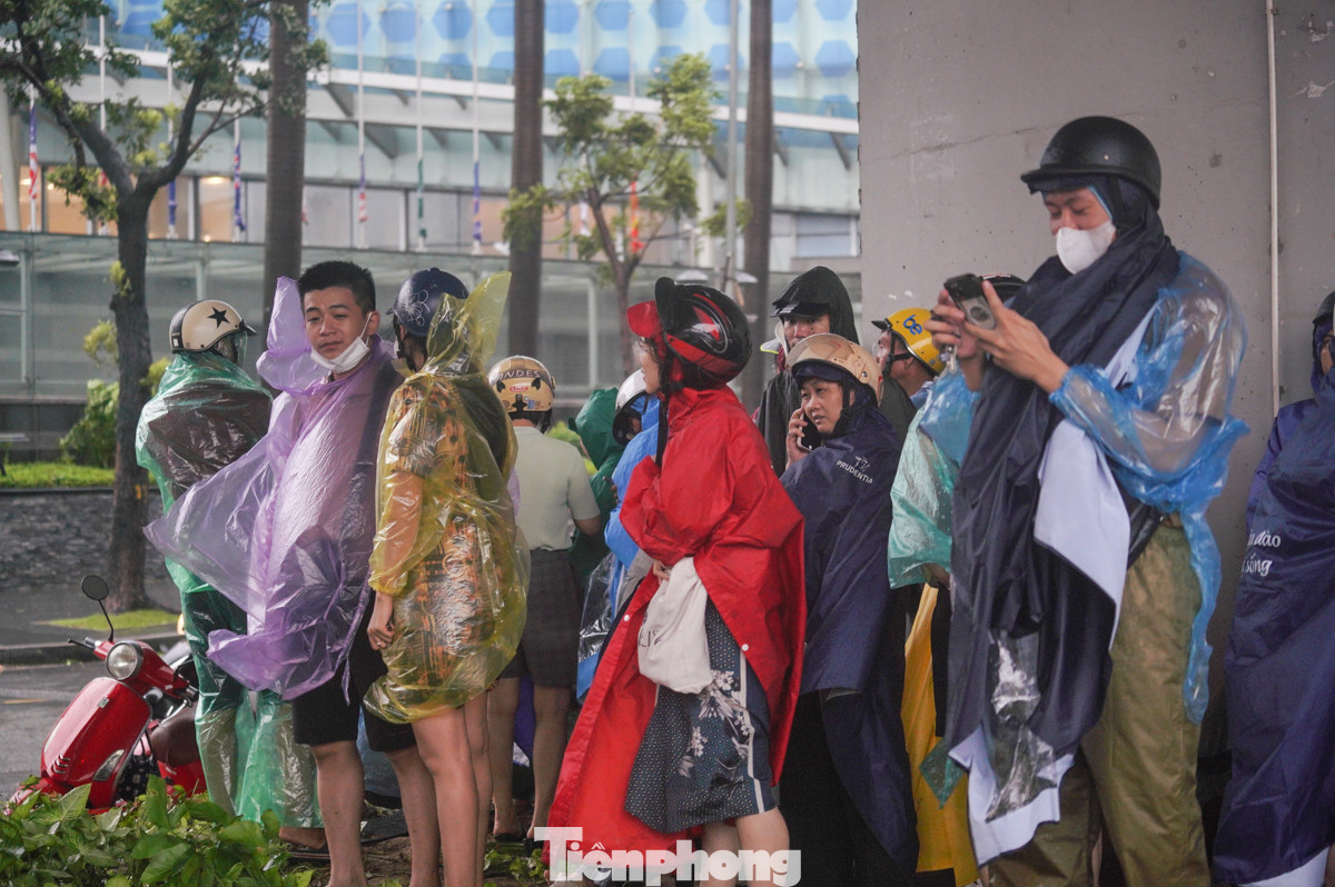 Nhiều người điều khiển phương tiện đã phải dừng lại và tìm nơi trú ẩn tạm thời tại cầu vượt chờ đợi gió lặng bớt để có thể tiếp tục hành trình về nhà.