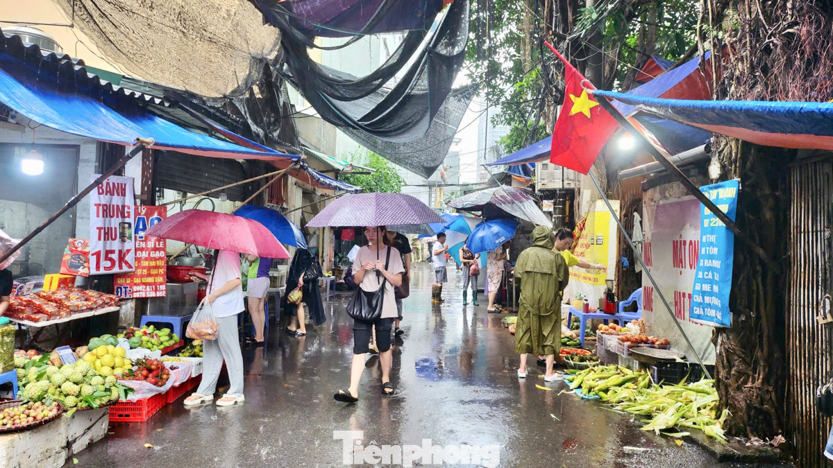 Từ sáng sớm nay, tại chợ khu 5 Tầng (ngõ 199 Hồ Tùng Mậu - Nam Từ Liêm) rất đông người dân đến mua sắm nhu yếu phẩm để chuẩn bị đối phó với cơn bão sắp tới.
