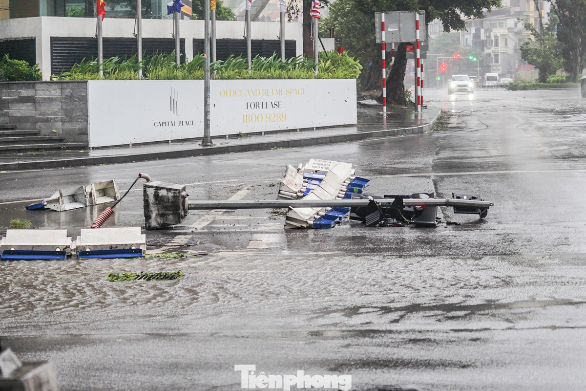 Đèn tín hiệu giao thông tại khu vực ngã tư cũng bị quật đổ.