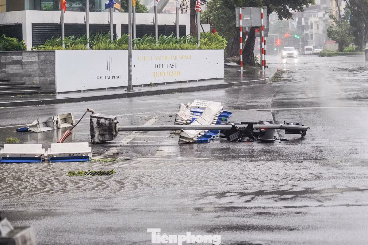 Đèn tín hiệu giao thông tại khu vực ngã tư cũng bị quật đổ.
