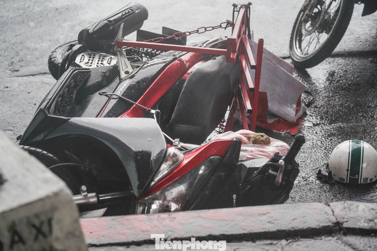 Gió giật mạnh khiến xe cộ đổ ngã.