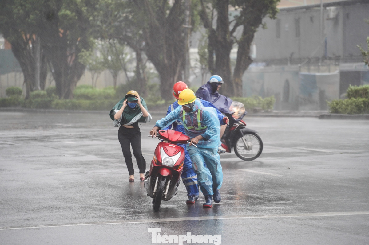 Trên đường từ Kim Mã đến ngã tư, người phụ nữ không may bị gió quật ngã xe, không thể tiếp tục di chuyển vì gió quá lớn. Rất may, người dân xung quanh đã kịp thời hỗ trợ.