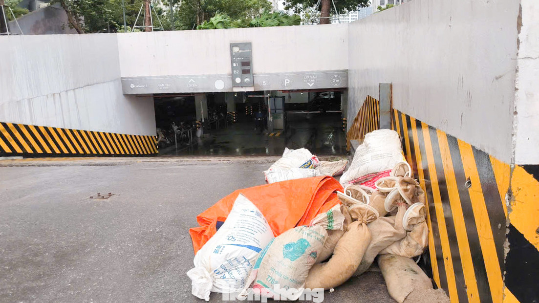 Tại khu Ecohome2, cư dân đã chủ động chuẩn bị các bao tải cát trước hầm xe nhằm ngăn nước tràn vào trong trường hợp mưa bão lớn.