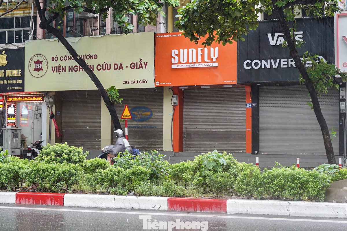 Sáng nay, tại khu vực Cầu Giấy, nhiều cửa hàng đã quyết định đóng cửa, không kinh doanh trong ngày bão đổ bộ.