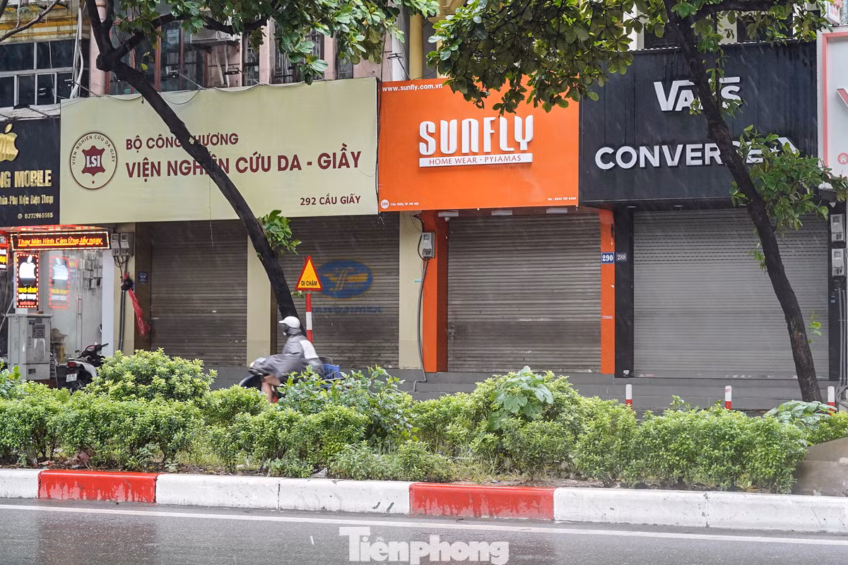 Sáng nay, tại khu vực Cầu Giấy, nhiều cửa hàng đã quyết định đóng cửa, không kinh doanh trong ngày bão đổ bộ.