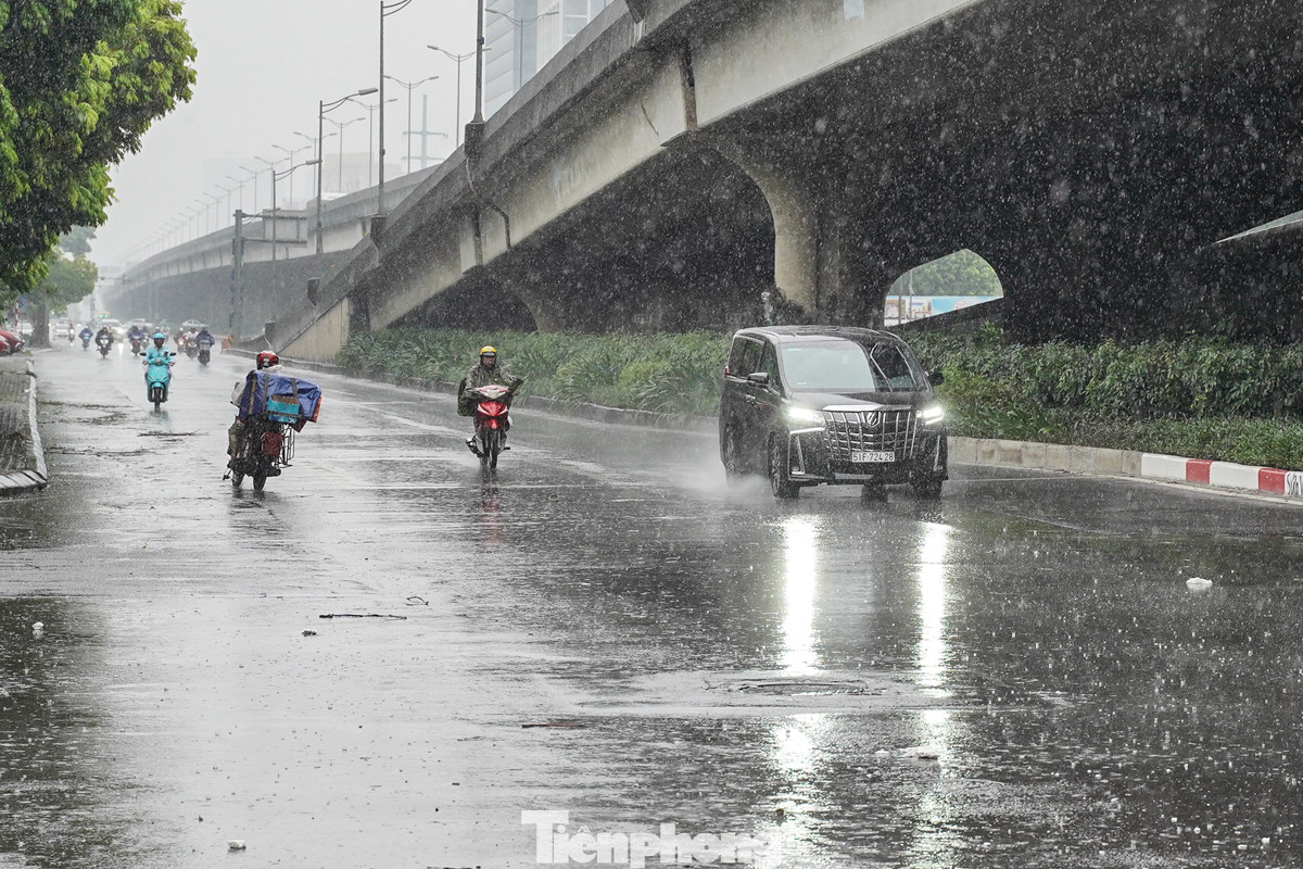Từ đêm nay đến sáng mai (8/9), Trung tâm Dự báo Khí tượng Thuỷ văn Quốc gia tiếp tục giữ cảnh báo rủi ro thiên tai cấp 3 tại khu vực vịnh Bắc Bộ, vùng biển ven bờ và đất liền các tỉnh Quảng Ninh, Thanh Hoá, Thái Bình và Nam Định.