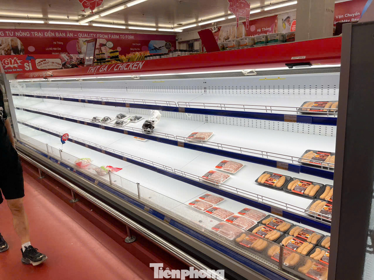 Kệ thịt tại siêu thị Mega Phạm Văn Đồng trống trơn.