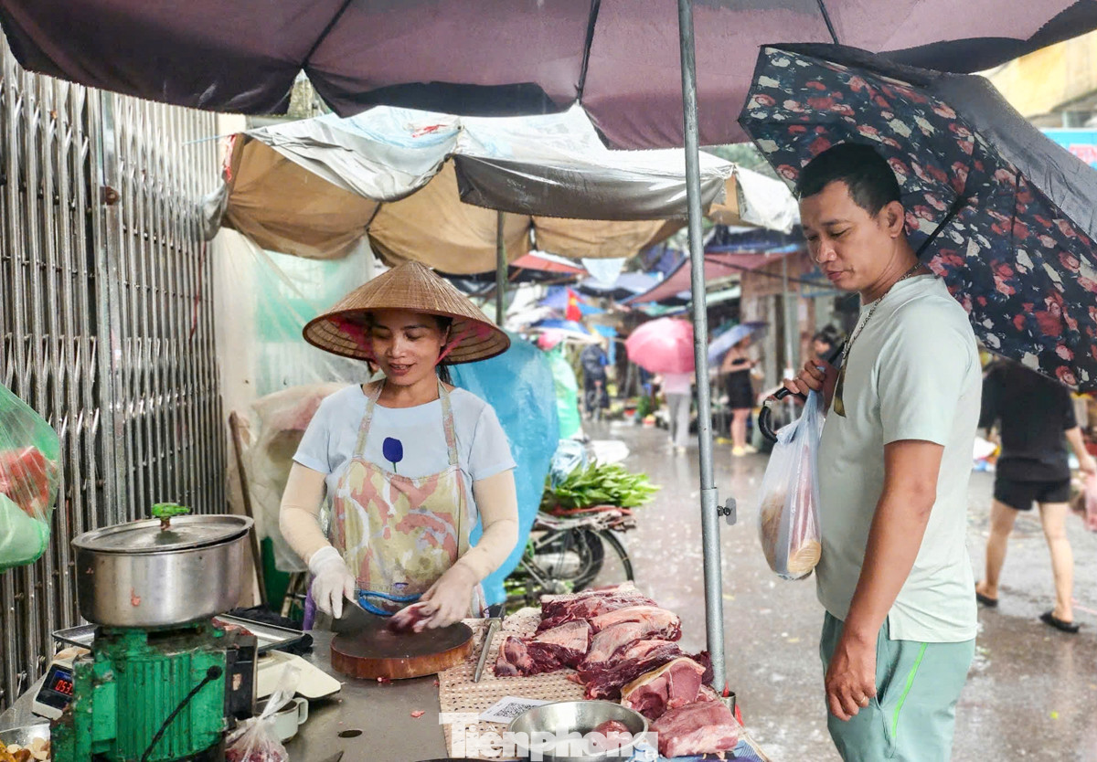 "Tôi đang tranh thủ mua một ít thực phẩm tươi vì lo rằng trong những ngày tới, mưa bão sẽ khiến việc ra đường khá nguy hiểm. Sau khi mua đủ đồ, tôi sẽ ở nhà cùng gia đình để tránh bão", người đàn ông chia sẻ.