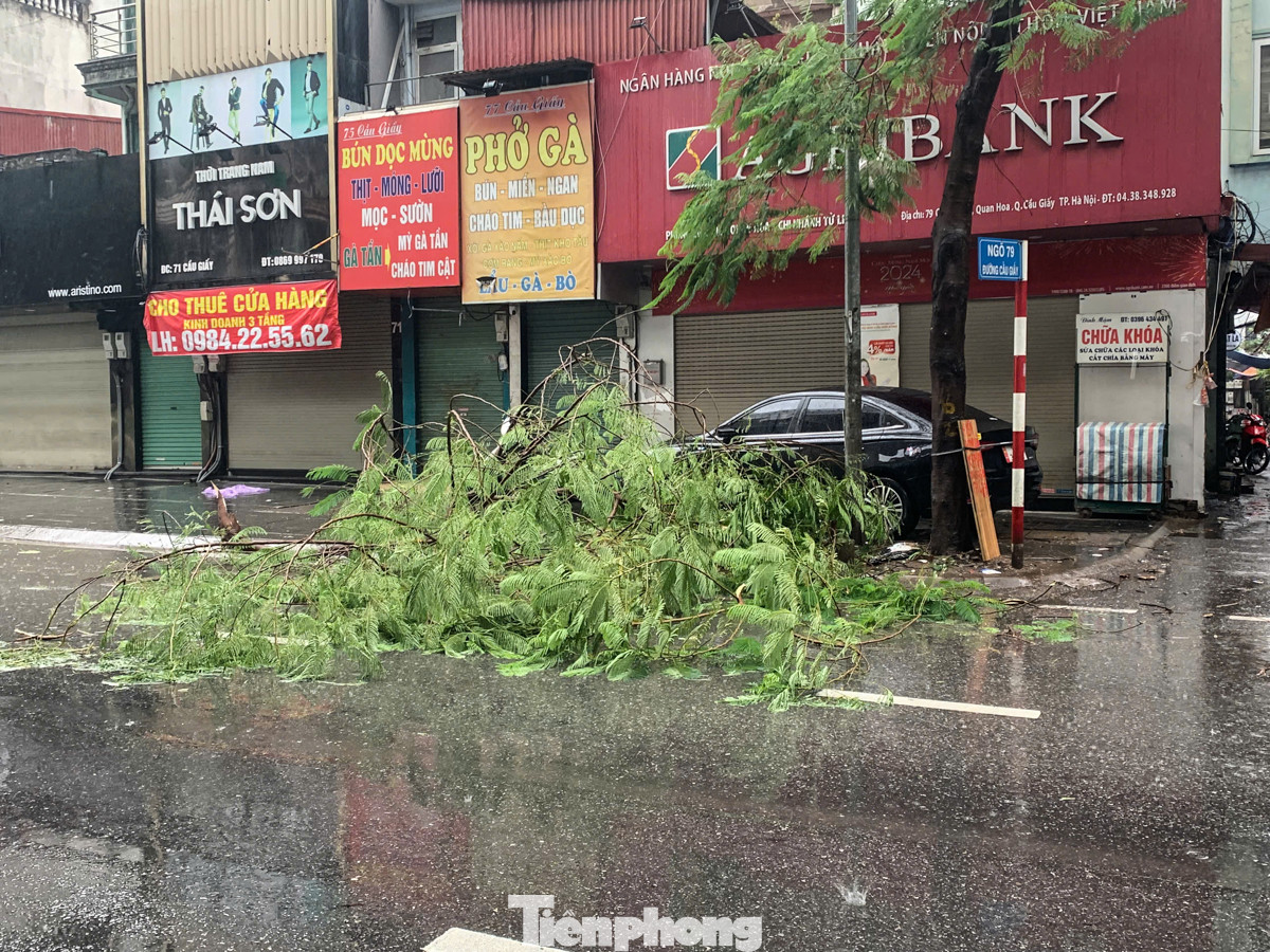 Tình trạng tương tự cũng diễn ra tại đường Cầu Giấy.