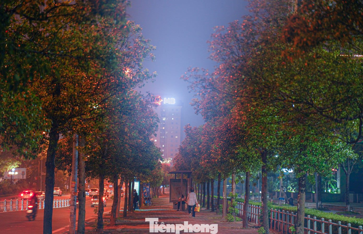 Cục Quản lý Môi trường Y tế (Bộ Y tế) khuyến cáo, khi chỉ số chất lượng không khí (AQI) ở mức xấu (từ 150), người dân nên hạn chế ra ngoài trời và tránh tham gia các hoạt động thể chất cần gắng sức để bảo vệ sức khỏe.