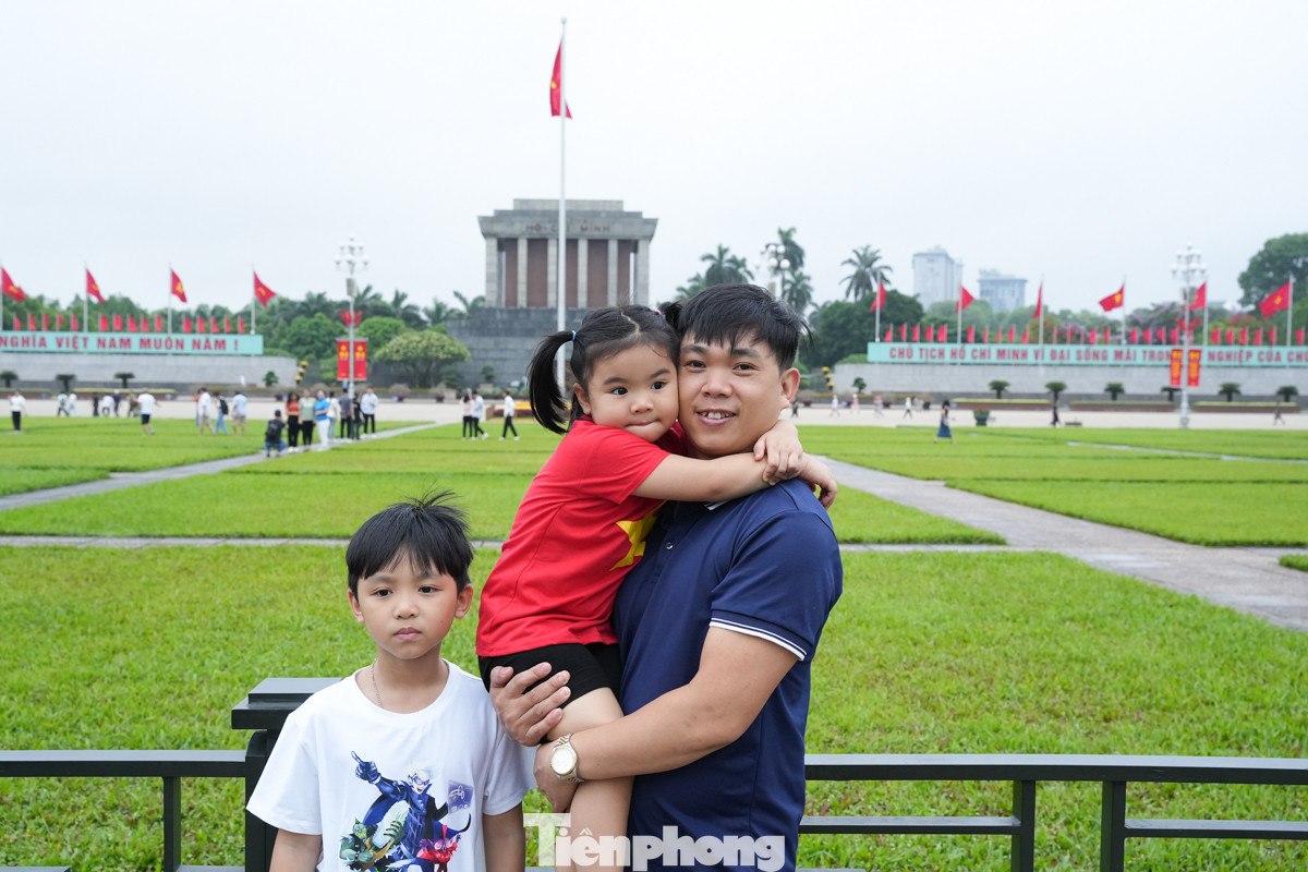Anh Nguyễn Văn Nha (Bắc Từ Liêm, Hà Nội) đưa 2 con đến Quảng trường Ba Đình từ sáng sớm để dự lễ chào cờ. "Rất tự hào khi cùng các con đến Lăng Bác trong ngày đặc biệt này. Tôi mong rằng qua những dịp như thế này sẽ nuôi dạy cho các con tình yêu nước, lòng biết ơn với Chủ tịch Hồ Chí Minh", anh Nha chia sẻ.